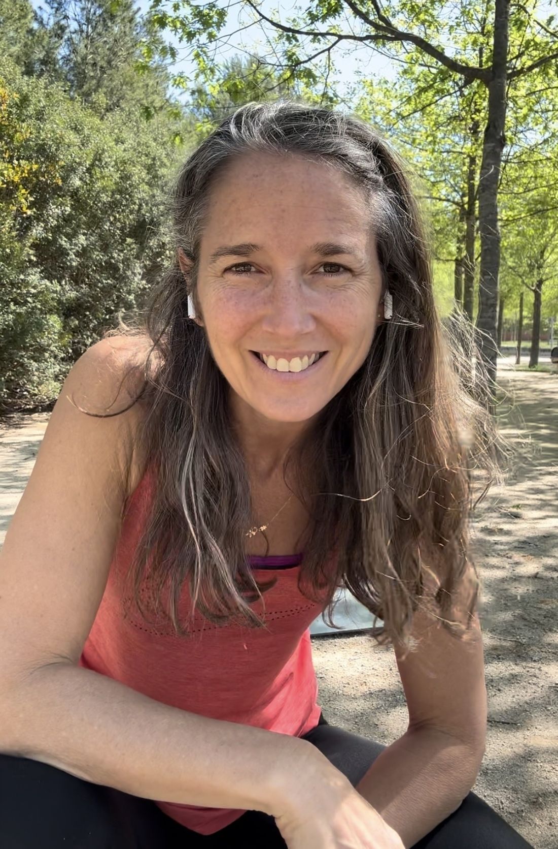 Valeria Merighi sonriendo en un parque de Sant Cugat